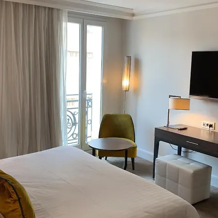 Готель Le Canberra 4*